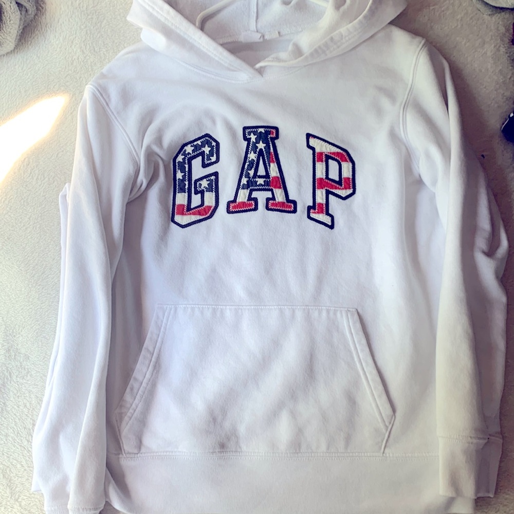 White gap sweater no stains in good condition